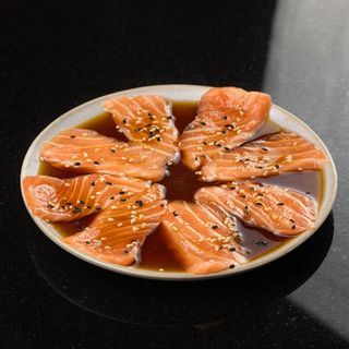 49S. Salmón Y Salsa Ponzu