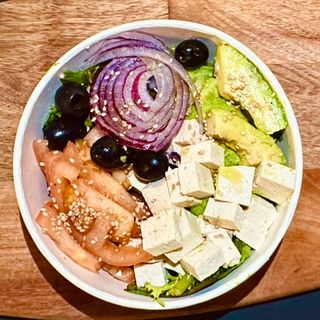 Ensalada de tofu y aguacate