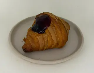 Croissant con marmellata di frutti di bosco