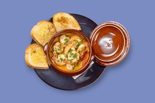 Creveți la tigaie în vin alb