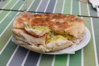 Bolo Caco com Alho e Azeitonas