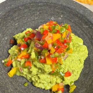 Guacamole con aguacates de Jete, pico de gallo y totopos de maíz