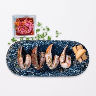 Patas Gordas De Cangrejo Buey Con Salsa Criolla