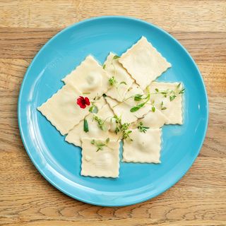 Ravioli z truflą i ricottą z masłem szałwiowym