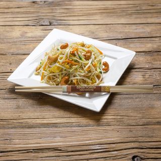 Spaghetti cinesi saltati con verdure e anacardi
