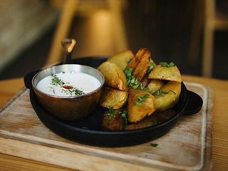 Картопля по-селянськи з Вершковим соусом та беконом (230/50г)