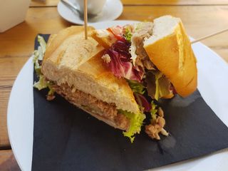 Bocadillo de atún con tomate