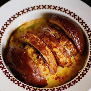 Бургер в сирному соусі