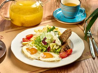 Кебаб з курки, яєшнею, картоплею фрі, томатами чері та міксом салату (300g)