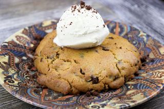 Cookie De Chocolate Con Helado De Vainilla