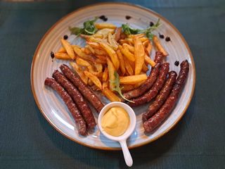 Cârnaciori de Pleșcoi cu cartofi prăjiți