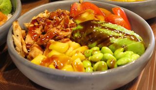 Poke de pollo teriyaki