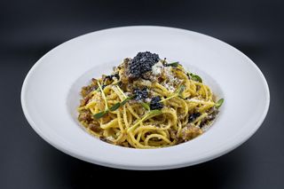 Spaghetti alla carbonara con perle di tartufo nero