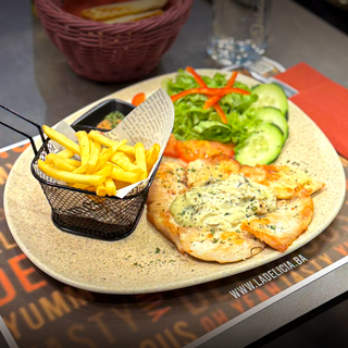 Piletina sa pomfritom i umakom od gljiva