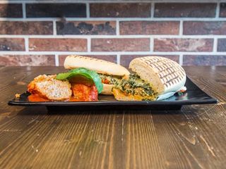 Panino con polpette al sugo, friggitelli e provola