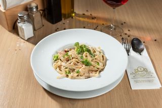 Tagliatelle cu somon, broccoli și mazăre