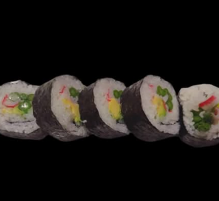 Futomaki de espárragos con aguacate y surimi (5 uds.)