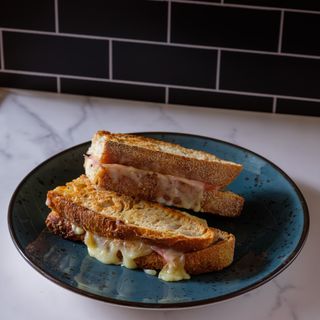 Tosta Mista com Queijo Raclette e Fiambre Italiano
