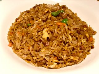 Arroz frito con carne de pato