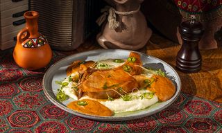 ღორის ნეკნები ელარჯით და ხარჩოს სოუსით