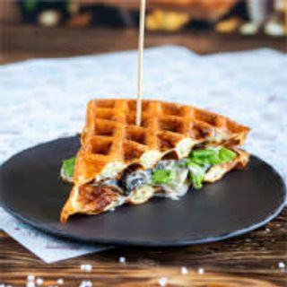 Вафля картофельная с грибным рагу в сметане