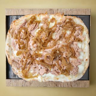 Pinsa Mozzarella, Tonno e Cipolle