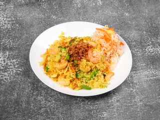 Ryż smażony z krewetkami.