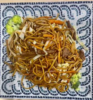 20. Tallarines Fritos con Ternera