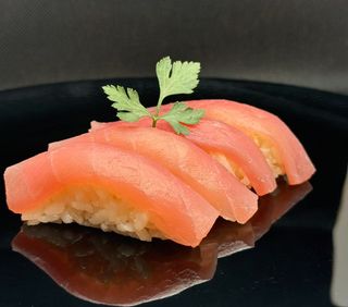 N2. Nigiri tonno