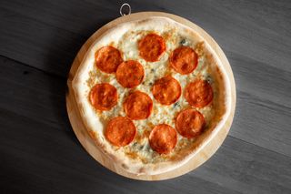 Pizza Quattro Formaggi e Salami Ø 32cm