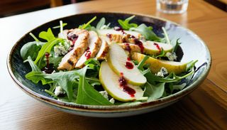 Sałatka z sosem malinowym