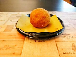 Arancino con salsiccia e stracchino