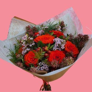 BOUQUET 7 ROSAS VERMELHAS, COR-DE-ROSA OU FOGO
