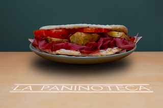 18 Bresaola, fontina, caprino, carciofini, pomodoro e origano