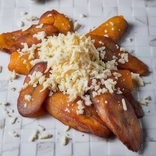 Tajadas De Plátano Maduro Con Queso Blanco