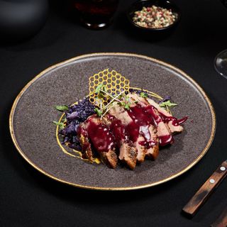 Piept de rață pe pat de varză roșie caramelizată