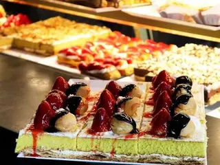 Fatia de Bolo da Casa com Morangos e Profiteroles