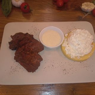 Pastrama cu mamaliguta, branza burduf si sos usturoi