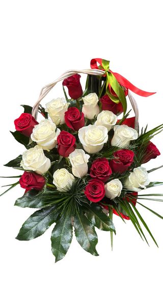 Coș cu toartă din trandafiri