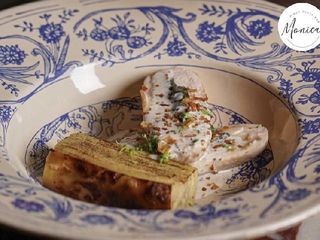 Філе курча з моцарелою, шпинатом, картопляним гратеном та вершково-трюфельним соусом (210г)