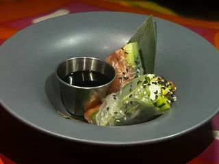 СПРІНГ РОЛ З ЛОСОСЕМ (130g)