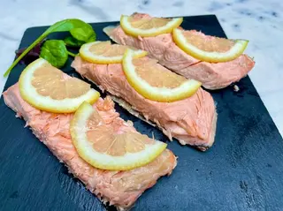 Filetto di salmone cotto al forno al limone