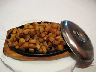 221. Пържени картофи на метална плоча