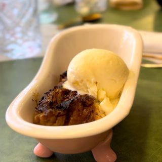 Nuestra torrija con helado de turrón (porción)