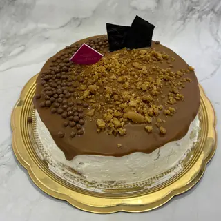 Torta con crema chantilly e caramello