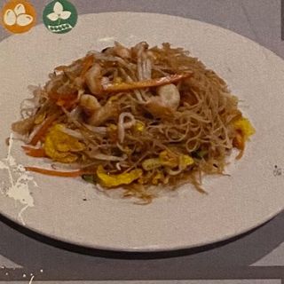 Spaghetti di riso con gamberi e verdure