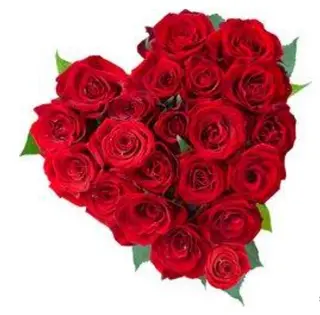 Composizione a forma di cuore realizzata con rose rosse e verde decorativo di stagione