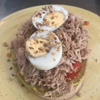 Tosta de Abacate com Atum e Ovo Cozido