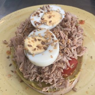 Tosta de Abacate com Atum e Ovo Cozido