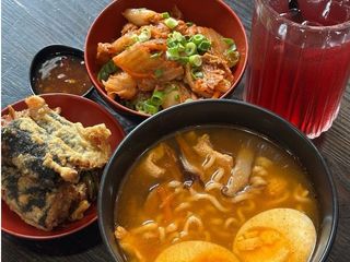 ОБІДНІЙ СЕТ ПО-КОРЕЙСЬКИ